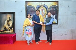 कृष्ण जयंतीनिमित्त साईचरणी ३ लाख २७ हजारांचे सोन्याचे ब्रोच अर्पण