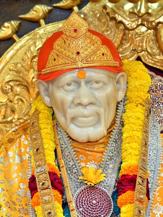 शिर्डी साईबाबा चरणी भरभरून दान